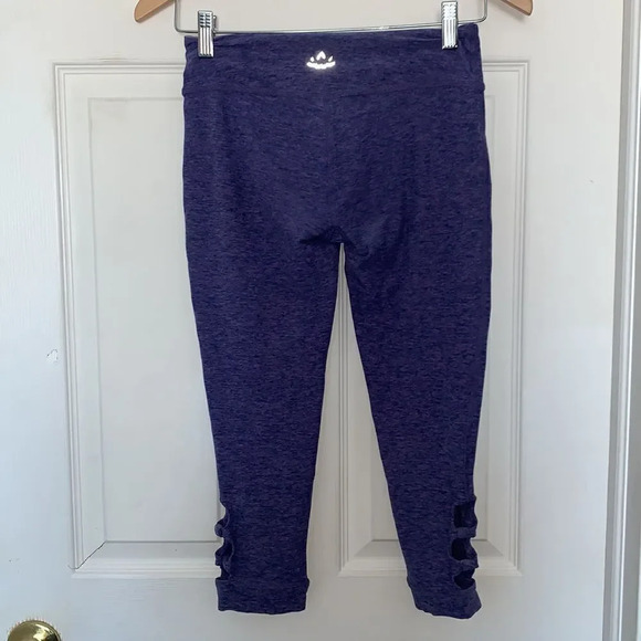 Beyond Yoga Cut Out Capris - Picture 5 of 7